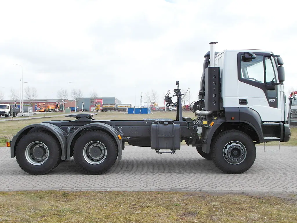 Astra HD9 64.42T 6x4 Tractor Head 5