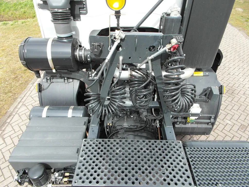 Astra HD9 64.42T 6x4 Tractor Head 7