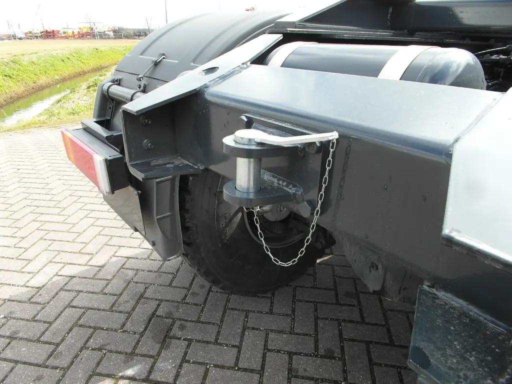 Astra HD9 64.42T 6x4 Tractor Head 10