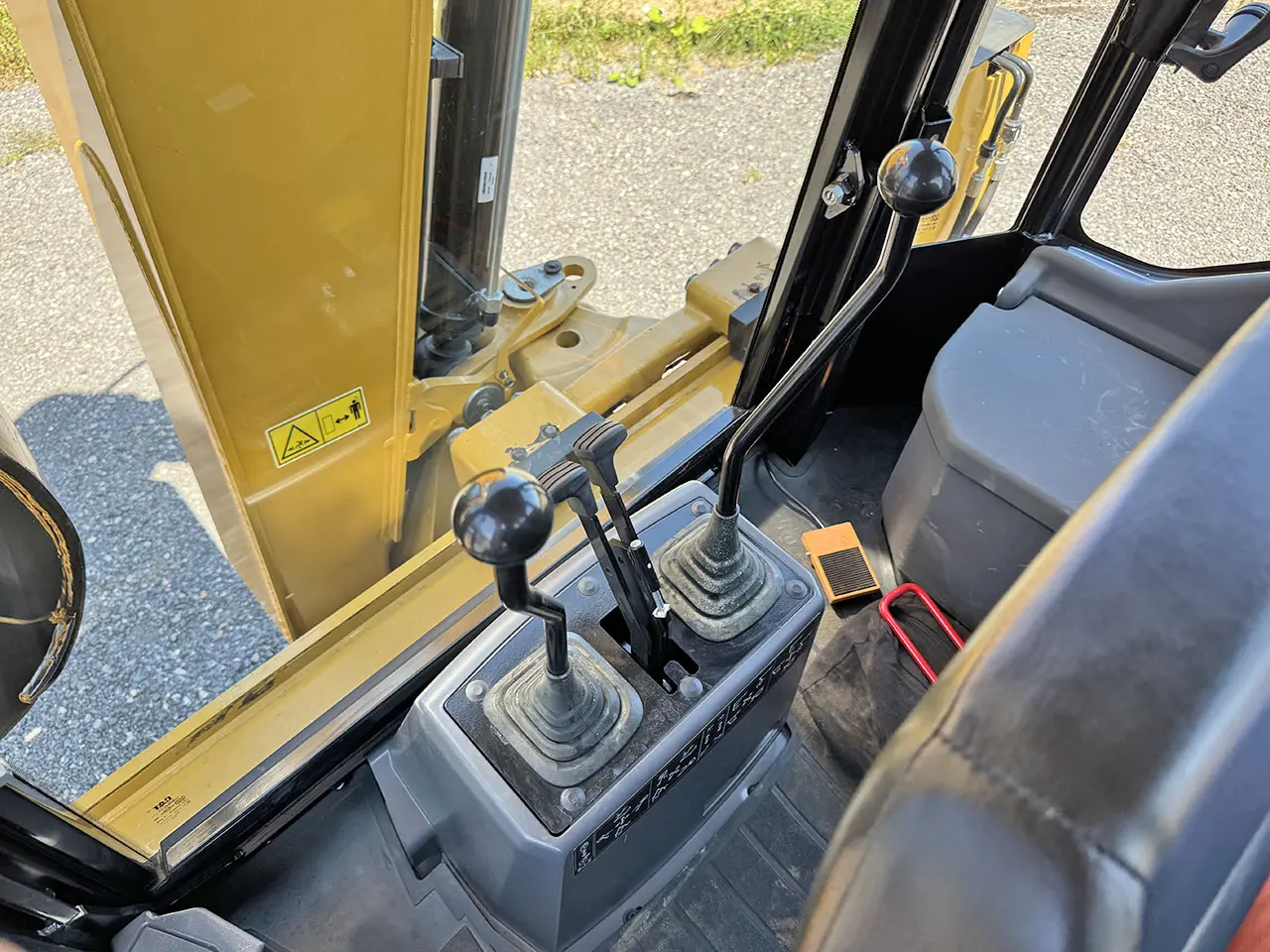 Caterpillar 424 Backhoe Loader 4x4 12