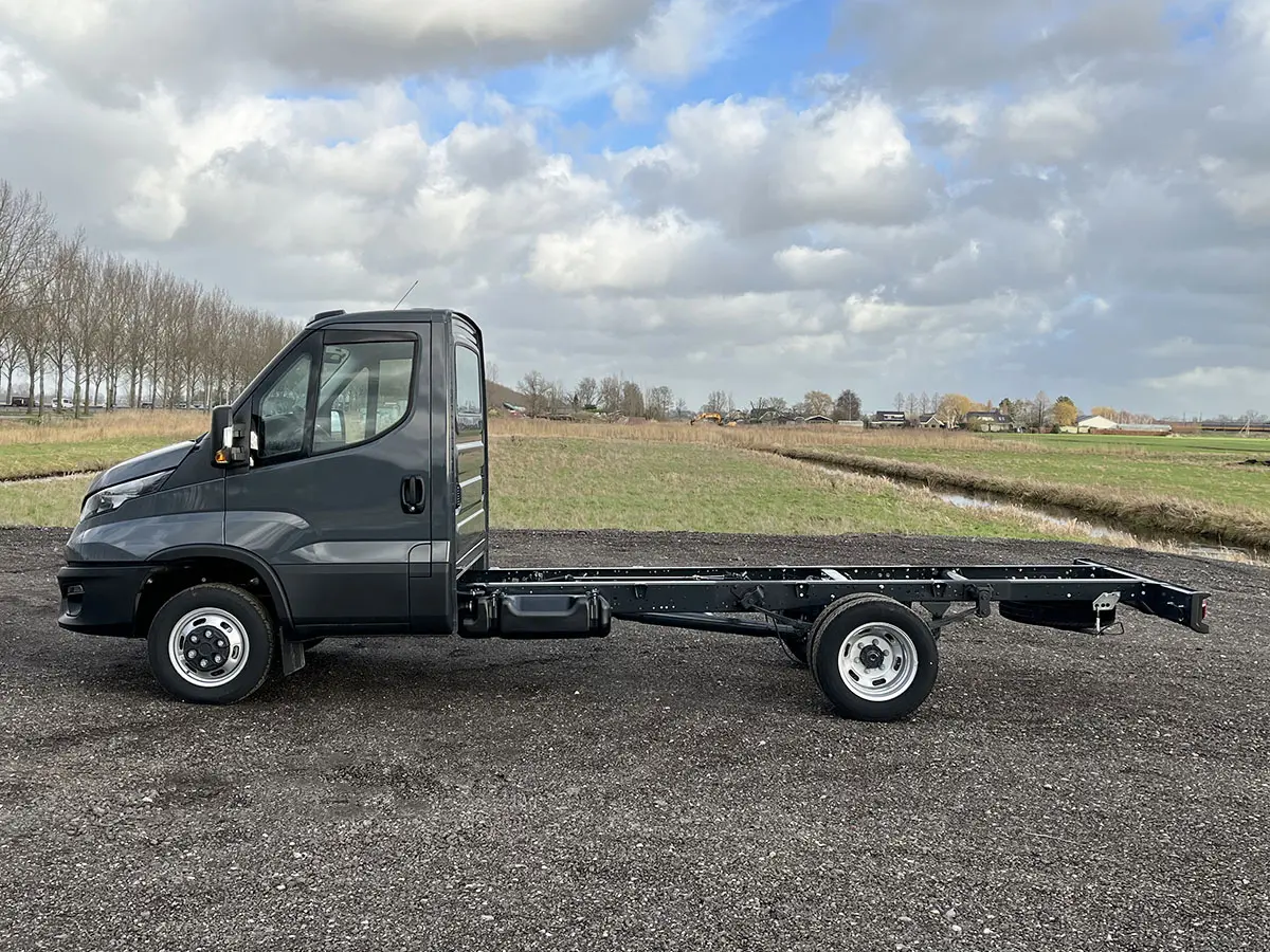 Iveco Daily 35C16-3750 4x2 Chassis Cabin 2