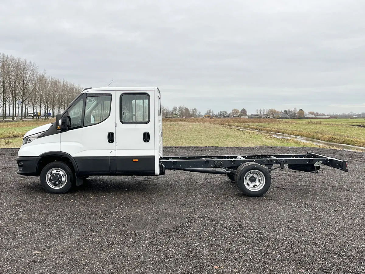 Iveco Daily 35C16D-4100 4x2 Chassis Cabin 2