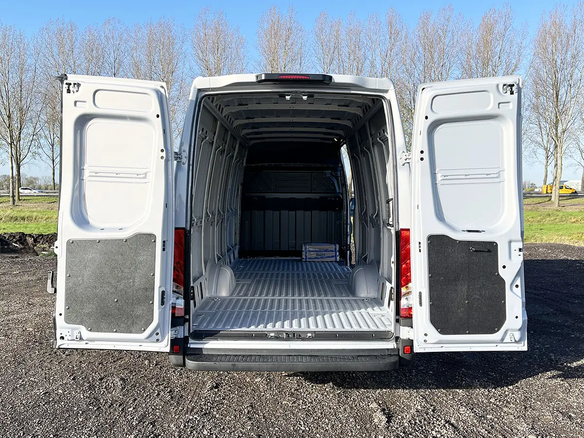 Iveco Daily 35S16A8V 4x2 Closed Van 11