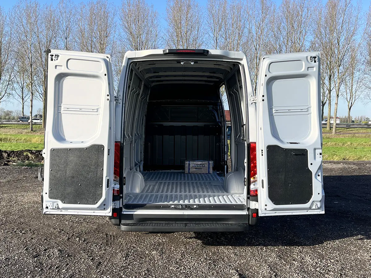 Iveco Daily 35S16V 4x2 Closed Van 11