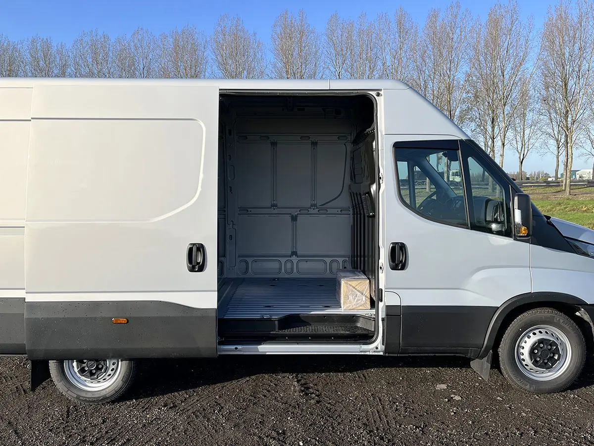 Iveco Daily 35S16V 4x2 Closed Van 13