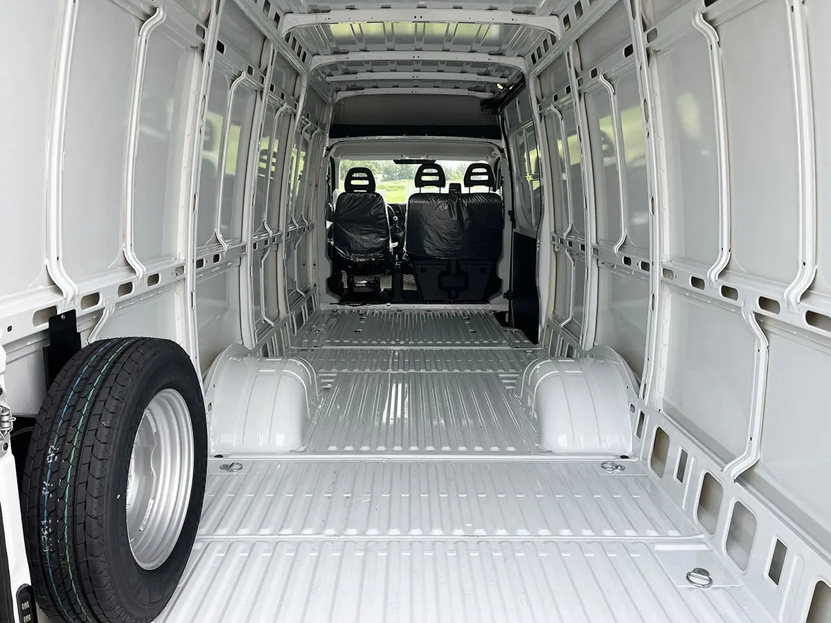 Iveco Daily 50C15V 4x2 Closed Van 11