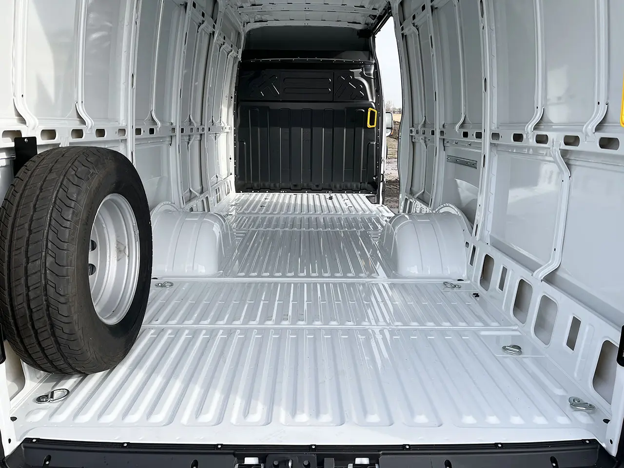 Iveco Daily 70C15V 4x2 Closed Van 11