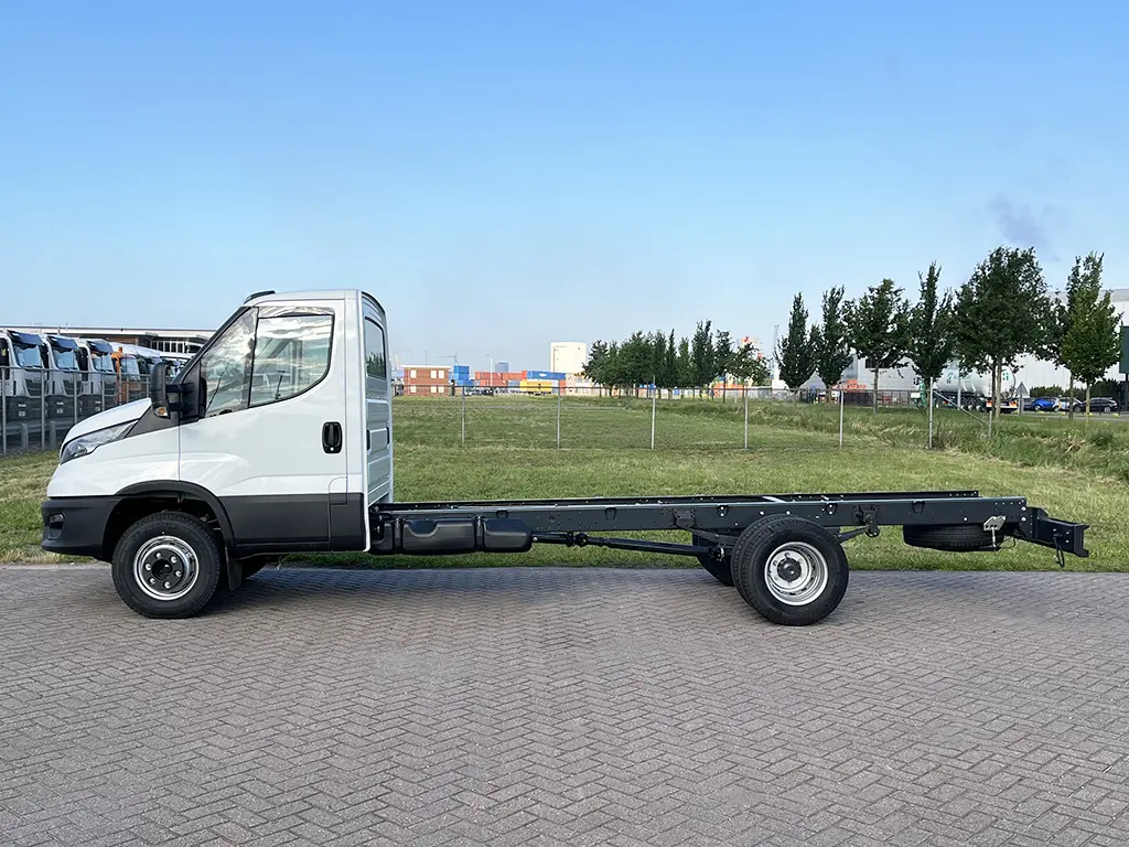 Iveco Daily 70C16H3.0-4350 4x2 Chassis Cabin 2