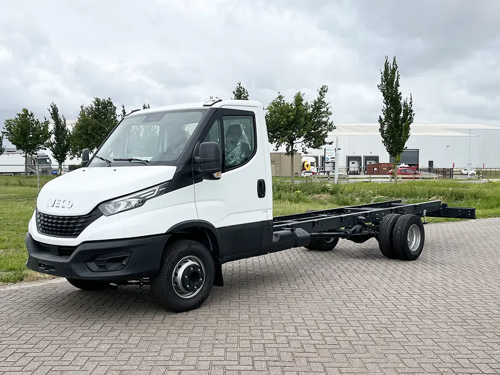 Iveco Daily 70C18H-4750 4x2 Chassis Cabin 1