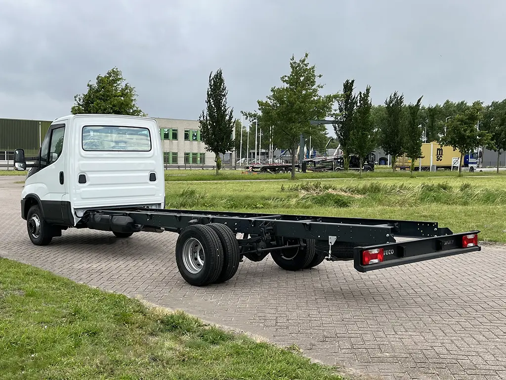 Iveco Daily 70C18H-4750 4x2 Chassis Cabin 3