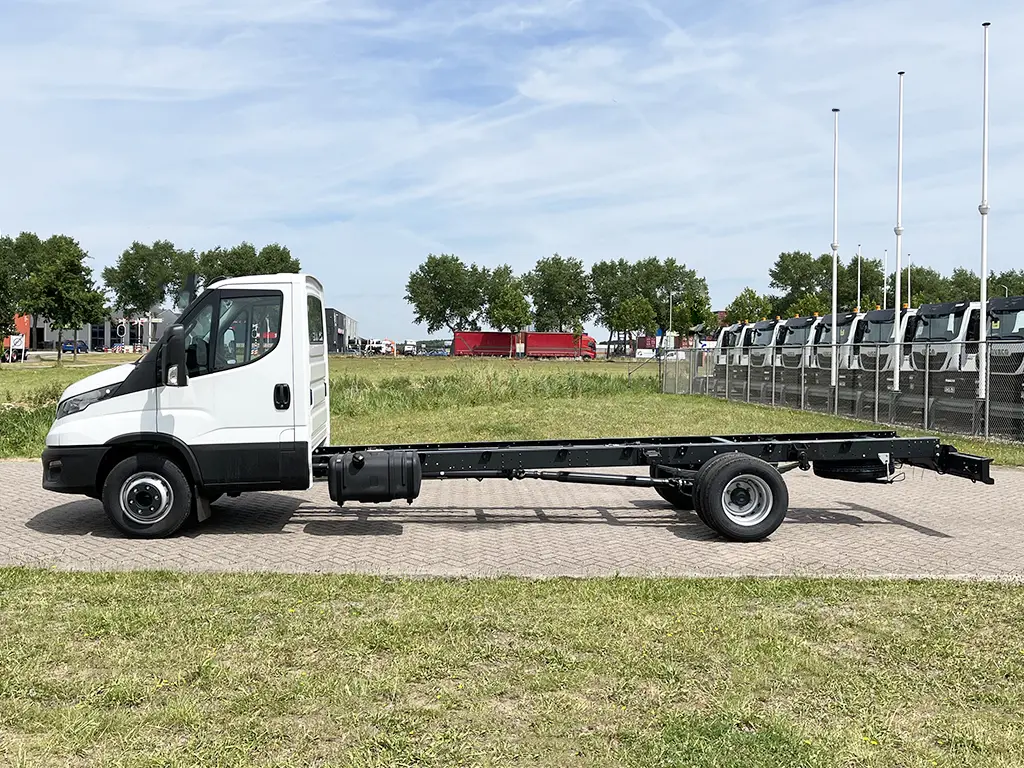 Iveco Daily 70C18H-5100 4x2 Chassis Cabin 2