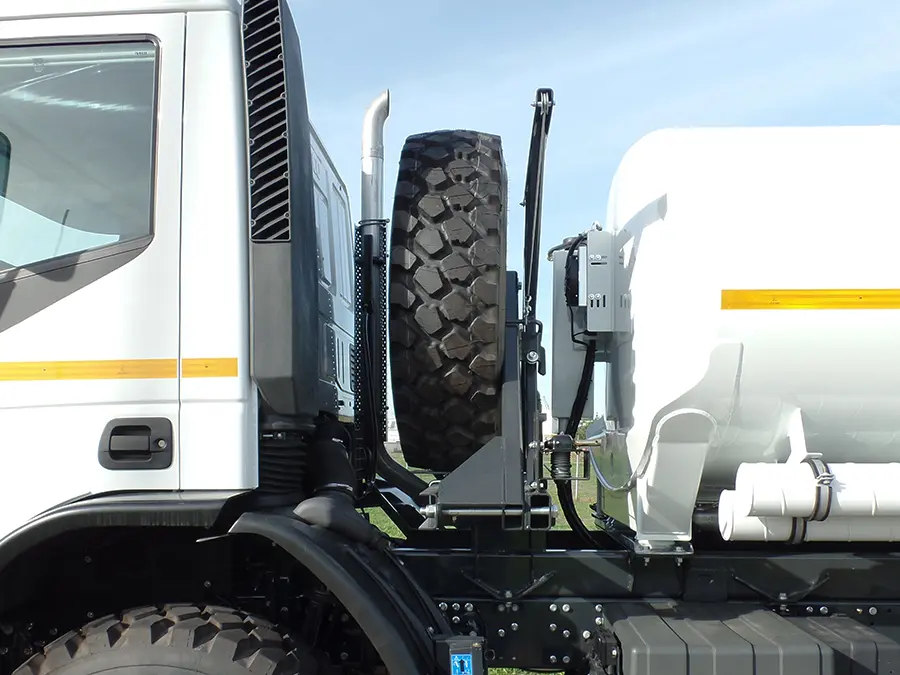 Iveco Eurocargo ML150E24WS Camion citerne à carburant 4x4 10