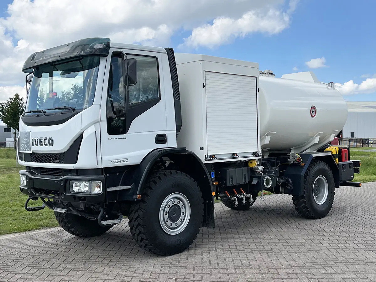 Iveco Eurocargo ML150E24WS ADR Camion citerne à carburant pour l'aviation 4x4