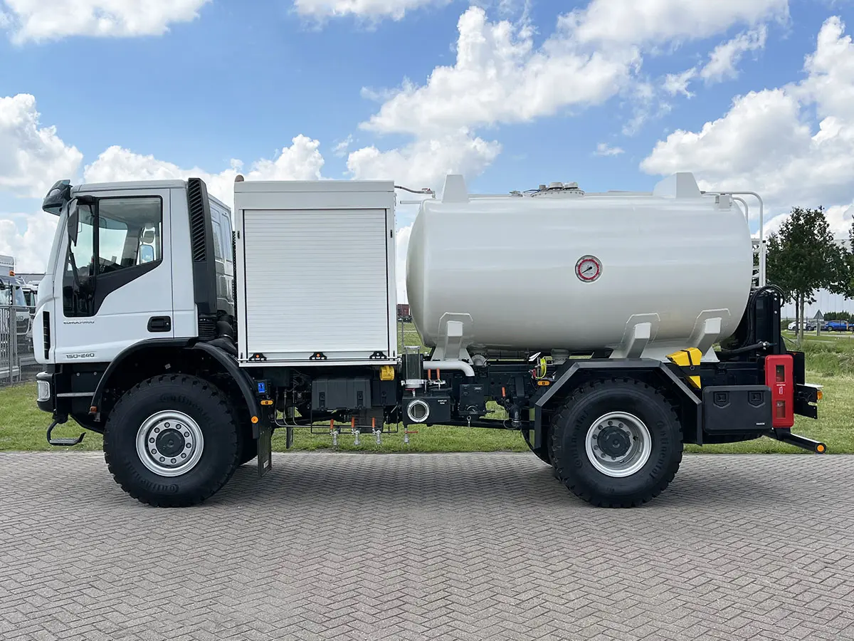 Iveco Eurocargo ML150E24WS ADR Camion citerne à carburant pour l'aviation 4x4 2