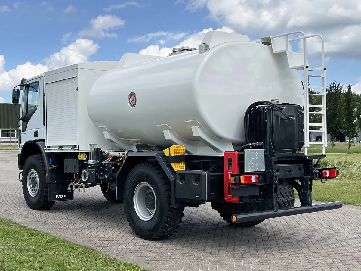 Iveco Eurocargo ML150E24WS ADR Camion citerne à carburant pour l'aviation 4x4 3