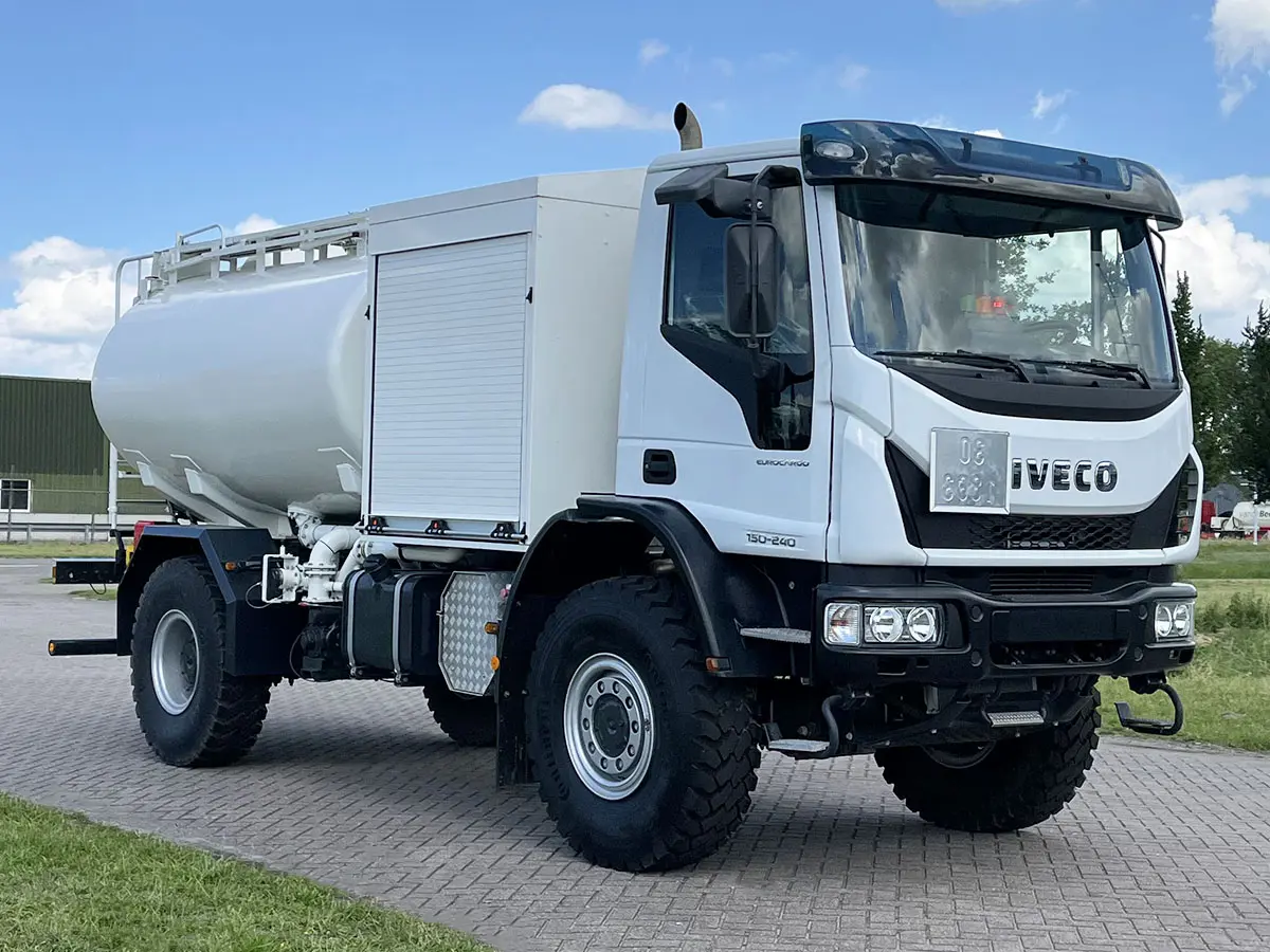 Iveco Eurocargo ML150E24WS ADR Camion citerne à carburant pour l'aviation 4x4 4