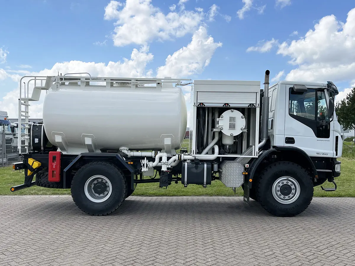 Iveco Eurocargo ML150E24WS ADR Camion citerne à carburant pour l'aviation 4x4 5