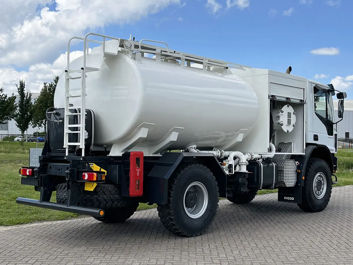 Iveco Eurocargo ML150E24WS ADR Camion citerne à carburant pour l'aviation 4x4 6