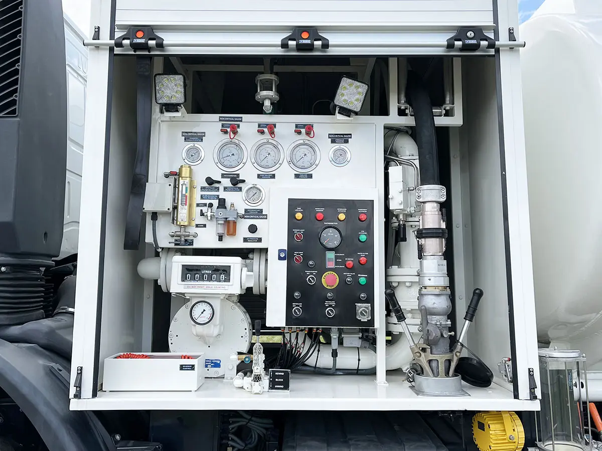 Iveco Eurocargo ML150E24WS ADR Camion citerne à carburant pour l'aviation 4x4 11