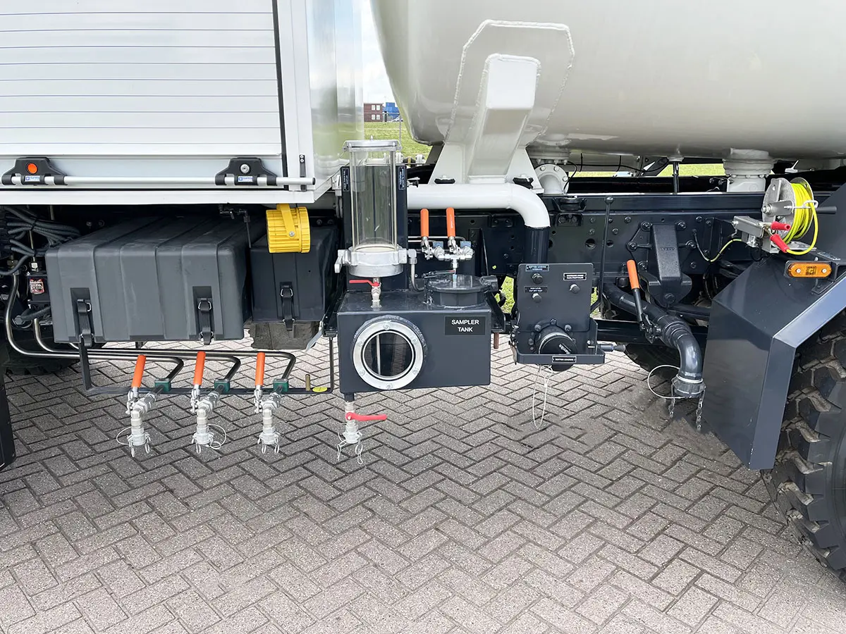 Iveco Eurocargo ML150E24WS ADR Camion citerne à carburant pour l'aviation 4x4 12