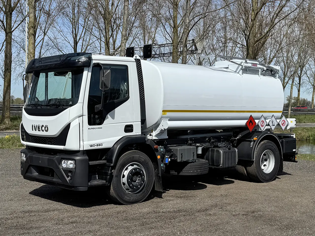 Iveco Eurocargo ML180E28 Camion citerne à carburant 4x2