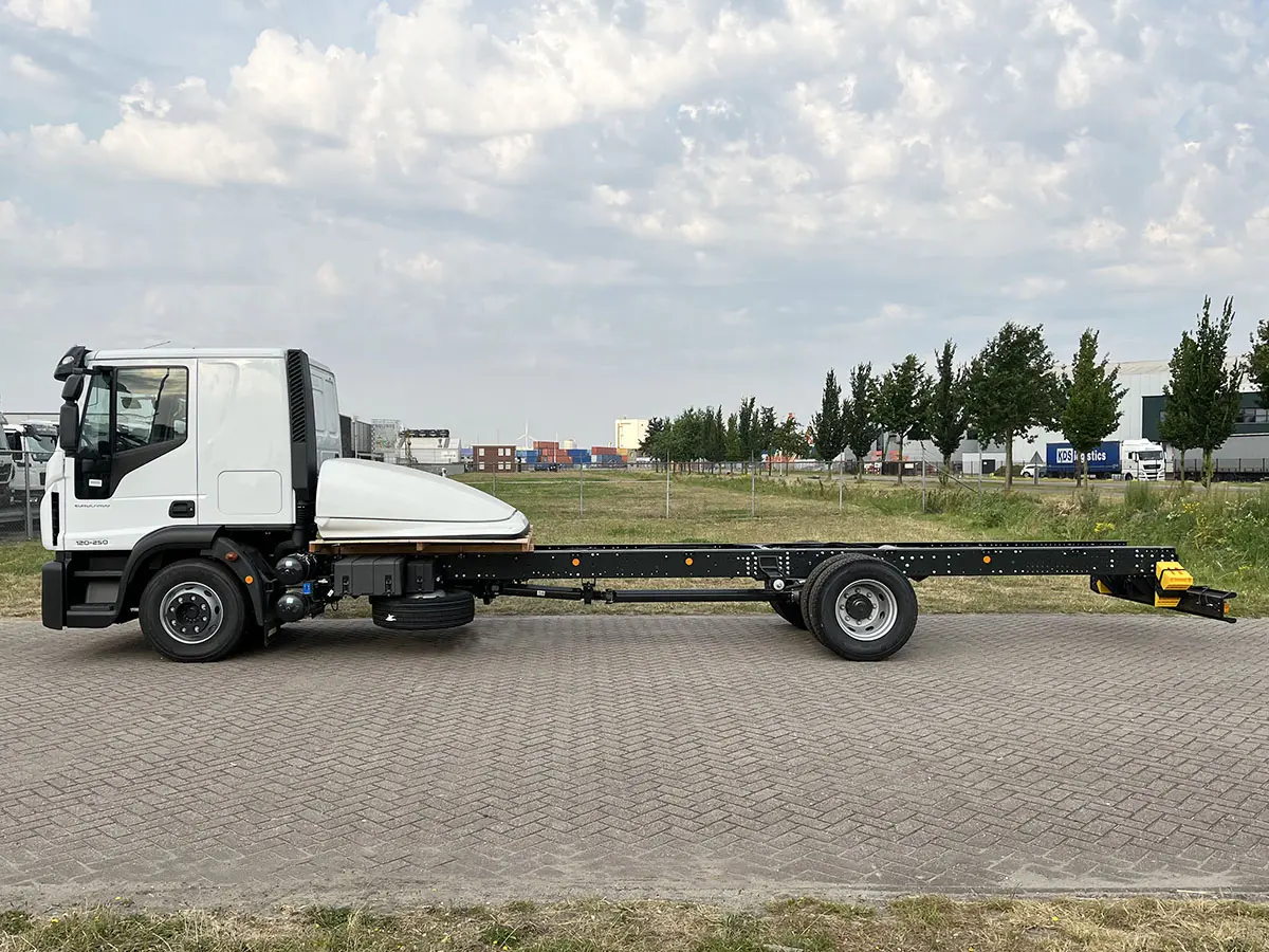 Iveco Eurocargo MLL120E25/P-5670 4x2 Chassis Cabin 2