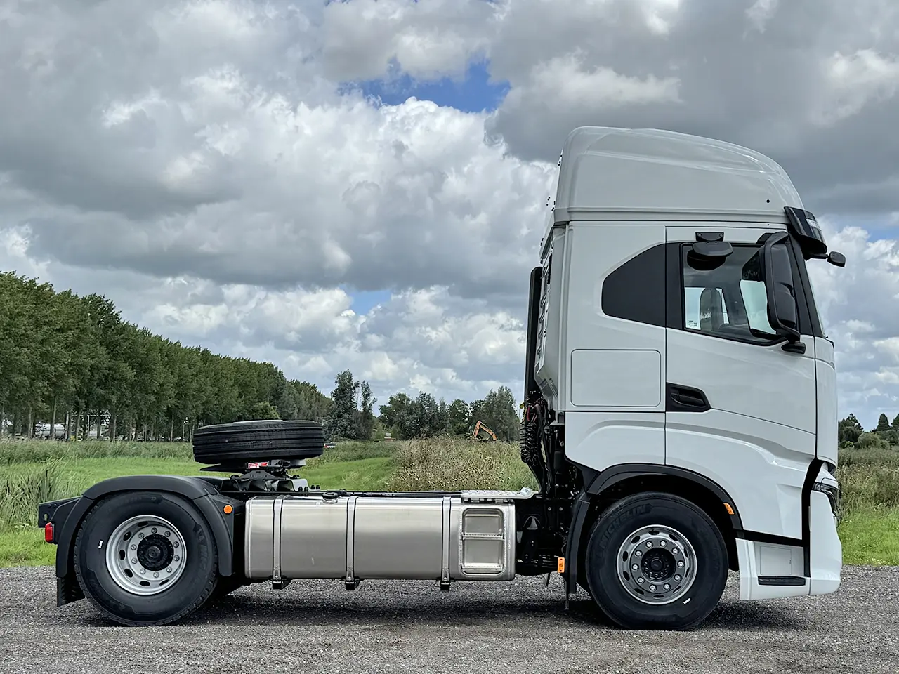 Iveco S-Way AS440S43T/P ON 4x2 Tractor Head 5