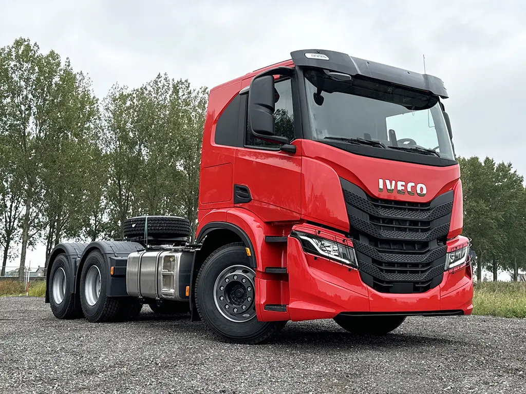 Iveco S-Way AT440S47TZ-P ON 6x4 Tractor Head 4