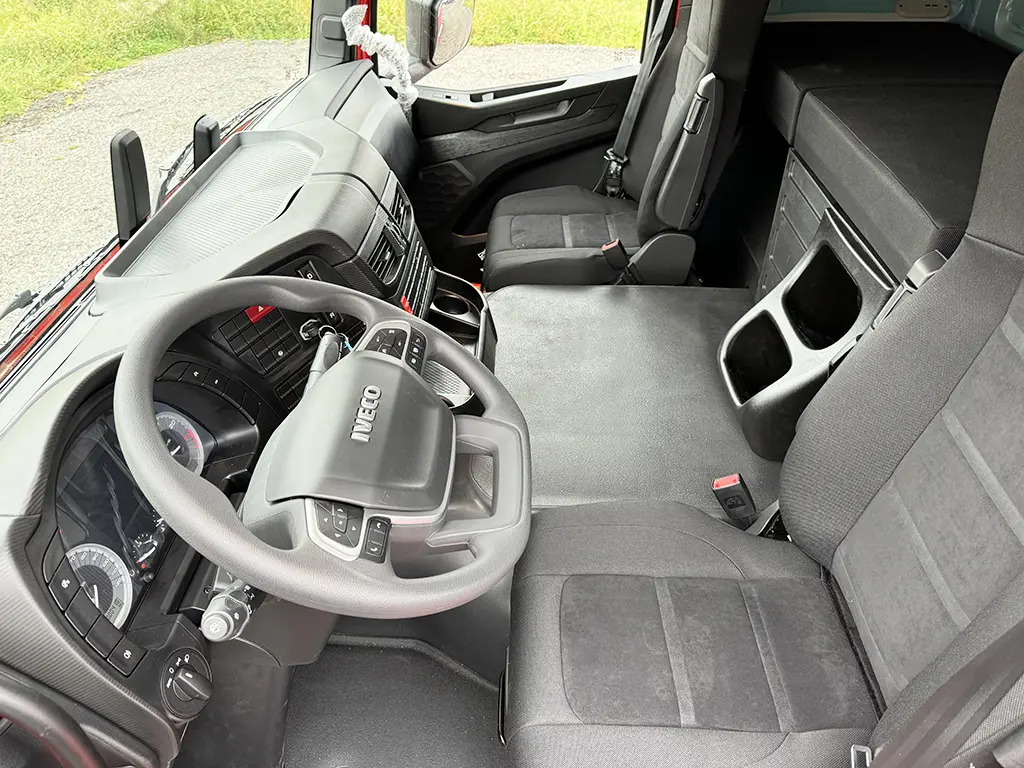 Iveco S-Way AT440S47TZ-P ON 6x4 Tractor Head 7