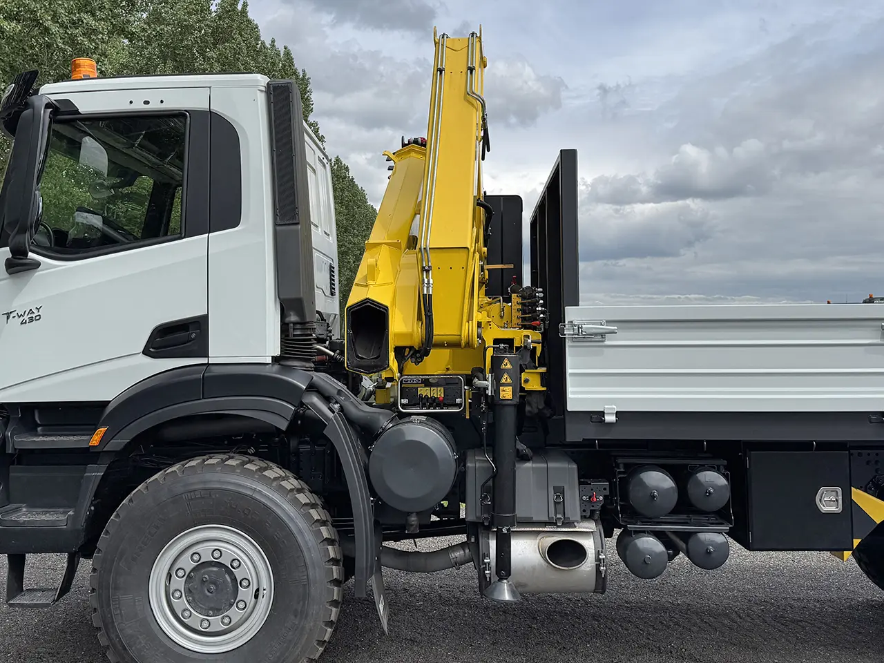 Iveco T-Way AD190T43WH AT Crane Truck 4x4 14