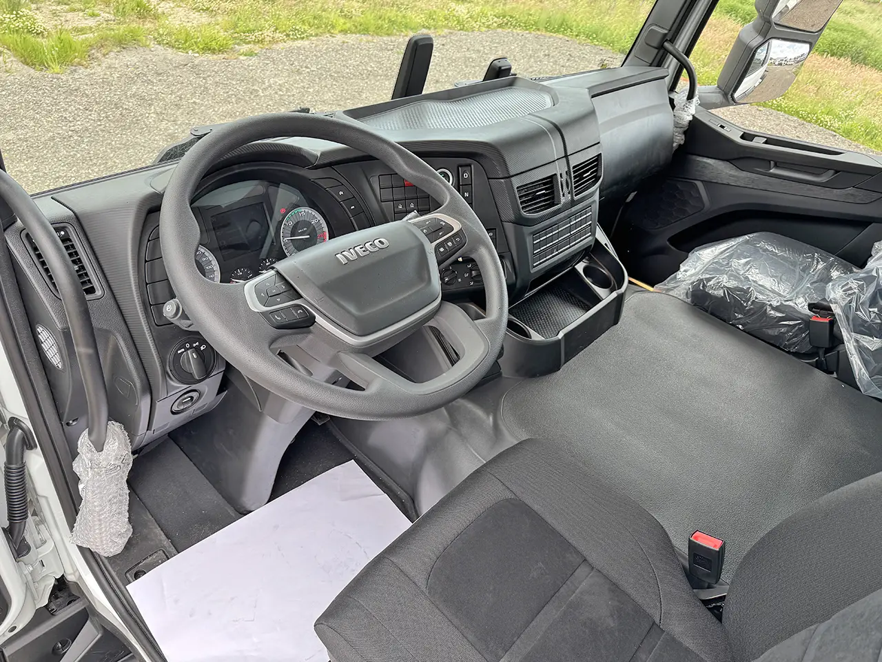 Iveco T-Way AD190T43WH AT Fassi F215A.0.24 4x4 Crane Truck 3