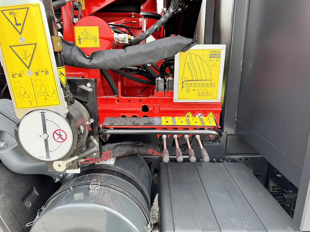 Iveco T-Way AD190T43WH AT Fassi F215A.0.24 Camion grue 4x4 15