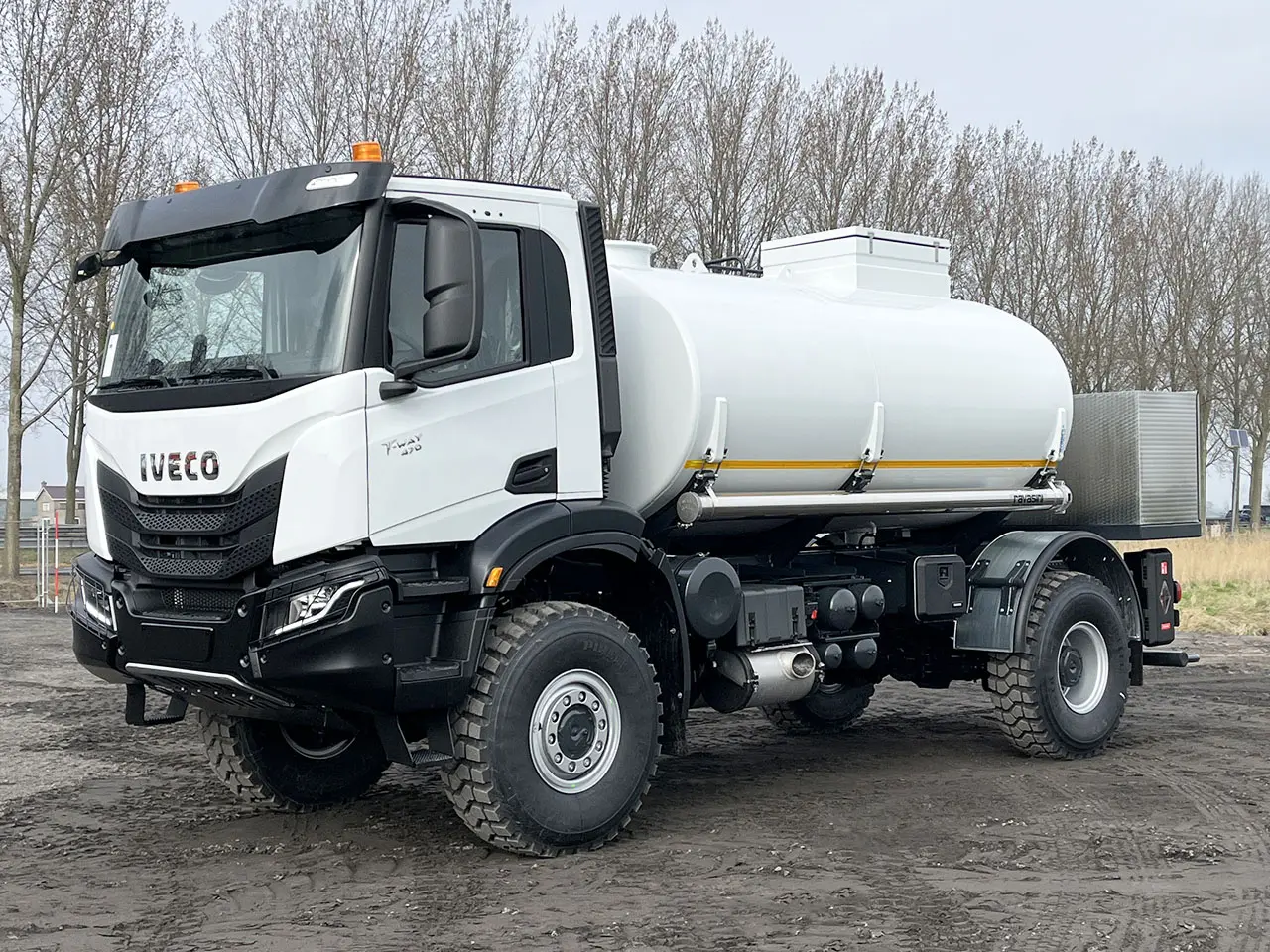 Iveco T-Way AD190T47WH AT Camion citerne à carburant 4x4
