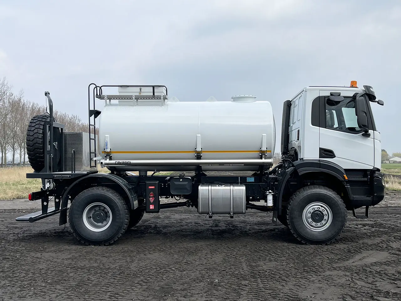 Iveco T-Way AD190T47WH AT Camion citerne à carburant 4x4 5