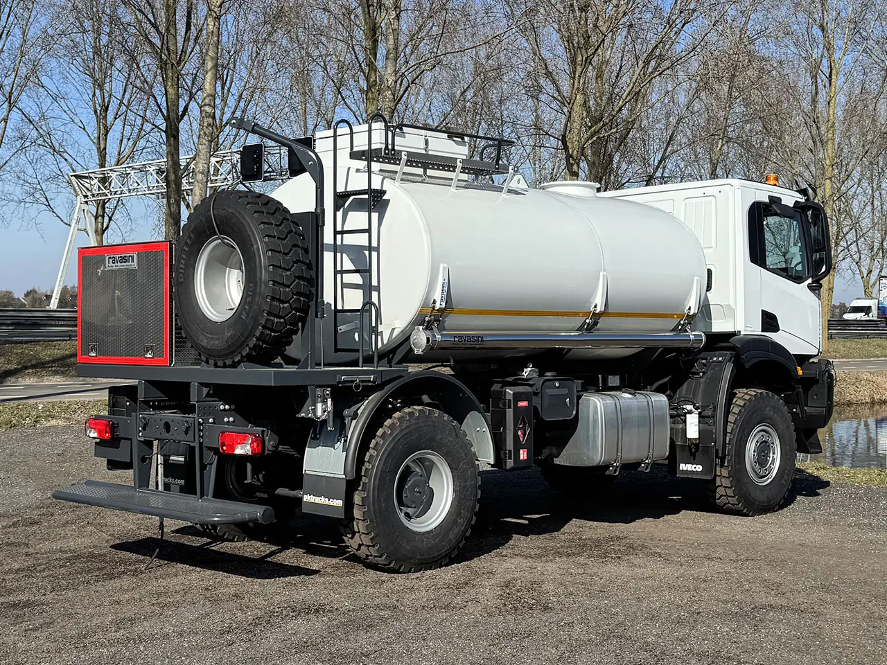 Iveco T-Way AD190T47WH AT Camion citerne à carburant 4x4 2