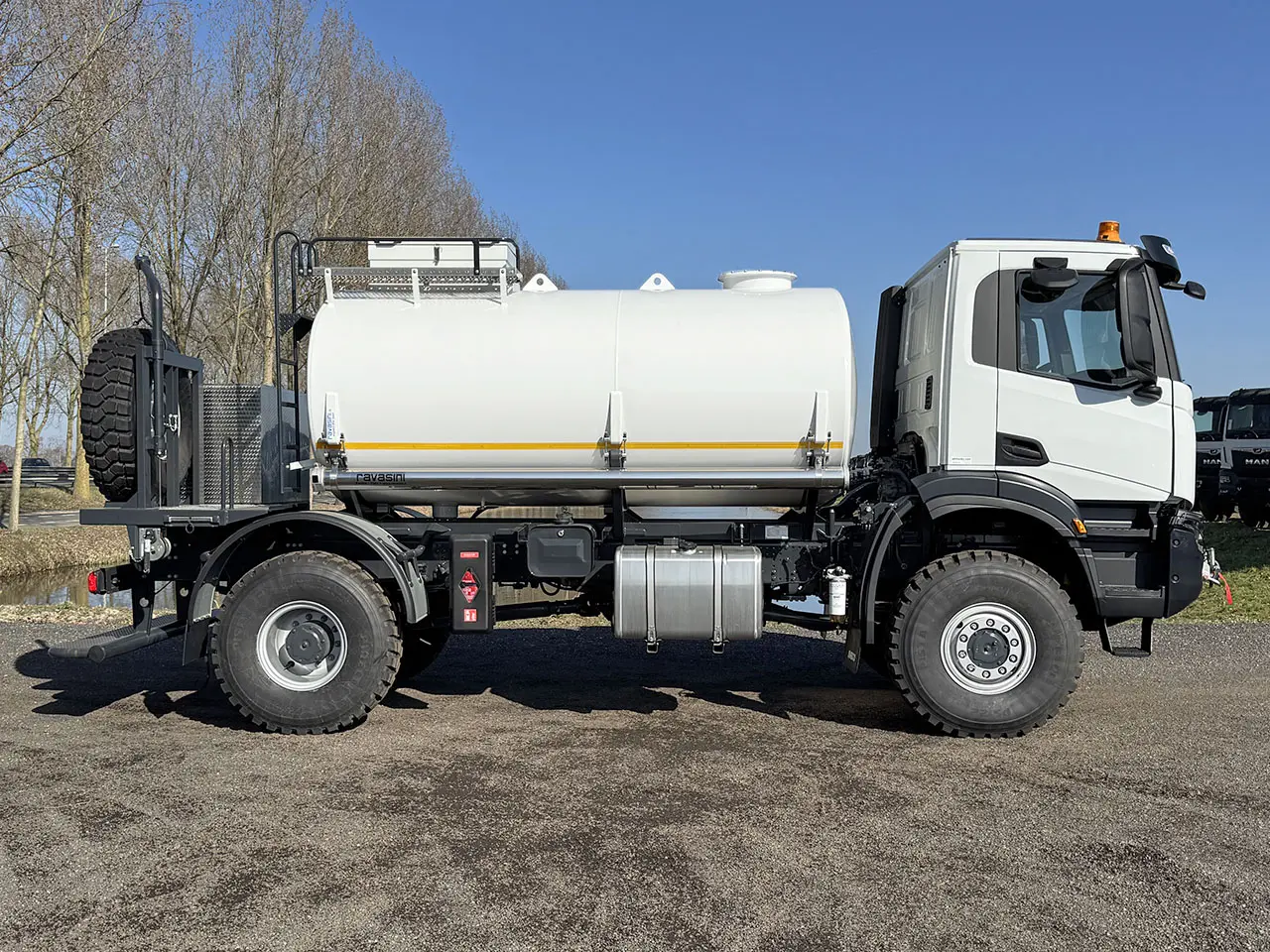 Iveco T-Way AD190T47WH AT Camion citerne à carburant 4x4 5