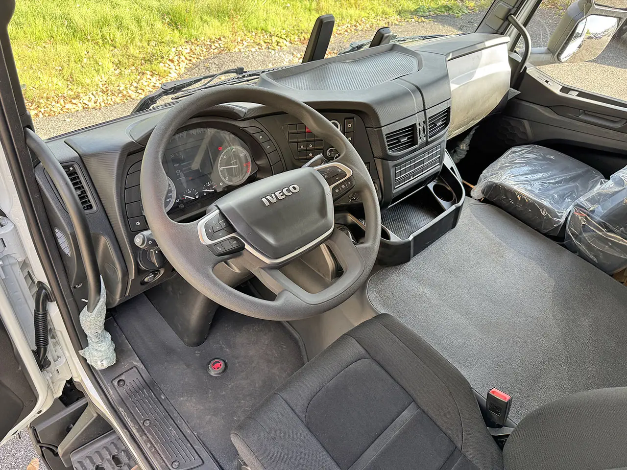 Iveco T-Way AD380T43-4500 Chassis Cabin 6x4 3