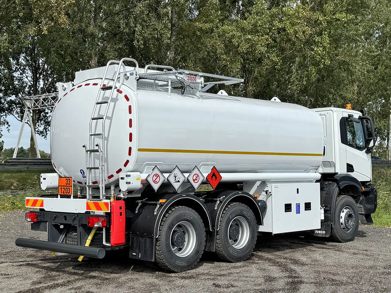 Iveco T-Way AD380T43 Camion citerne à carburant 6x4 2