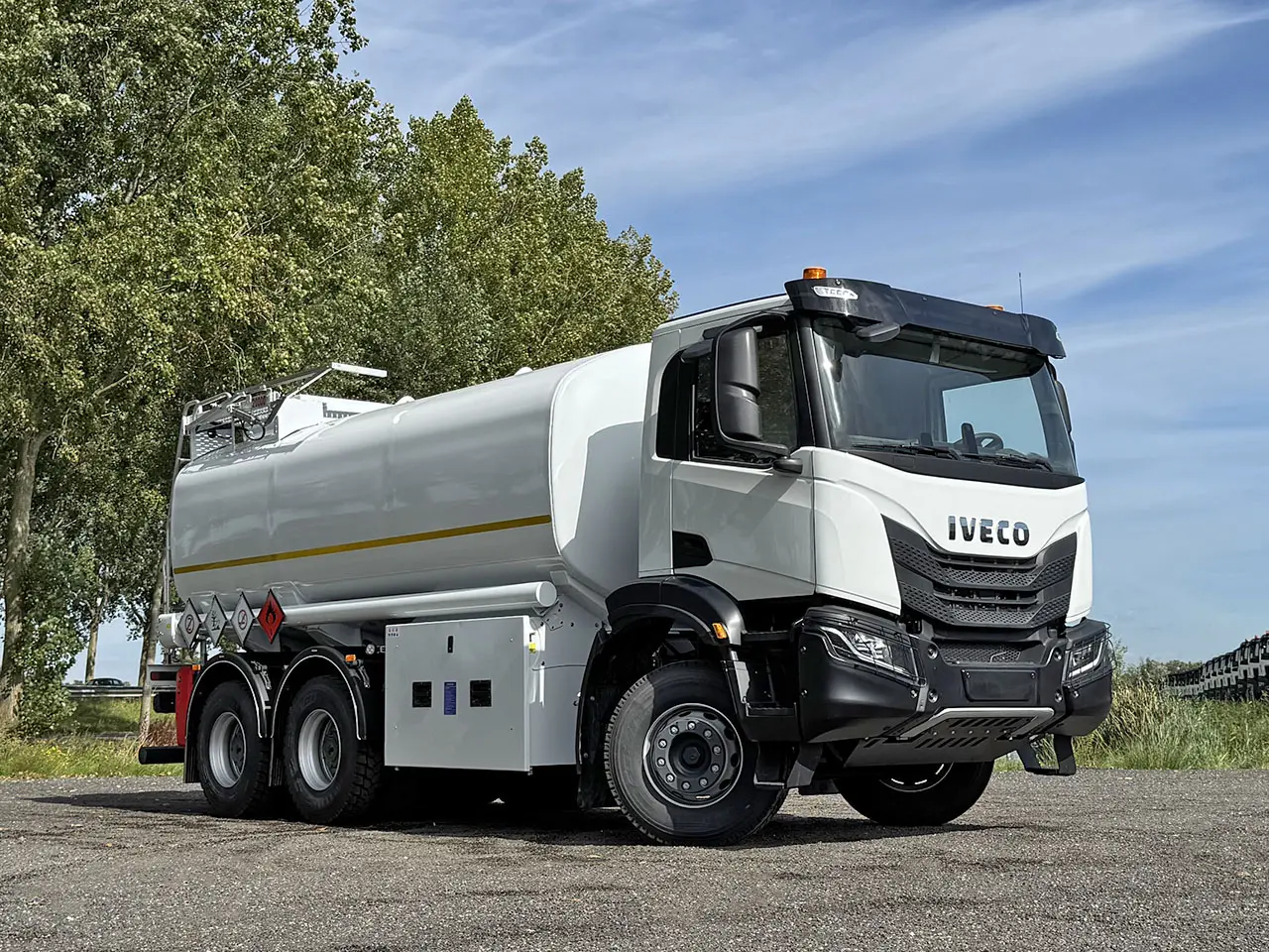 Iveco T-Way AD380T43 Camion citerne à carburant 6x4 4