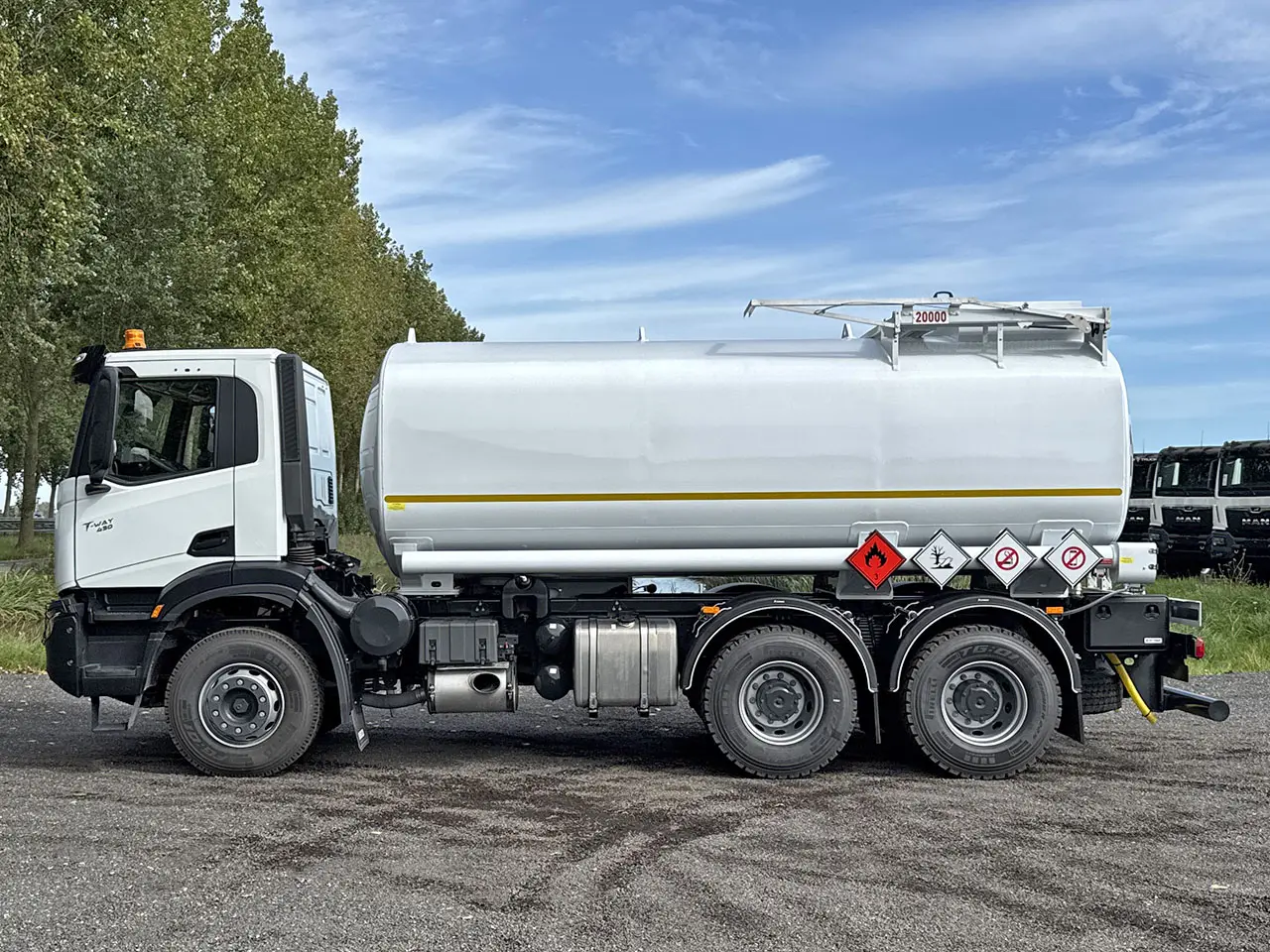 Iveco T-Way AD380T43 Camion citerne à carburant 6x4 7