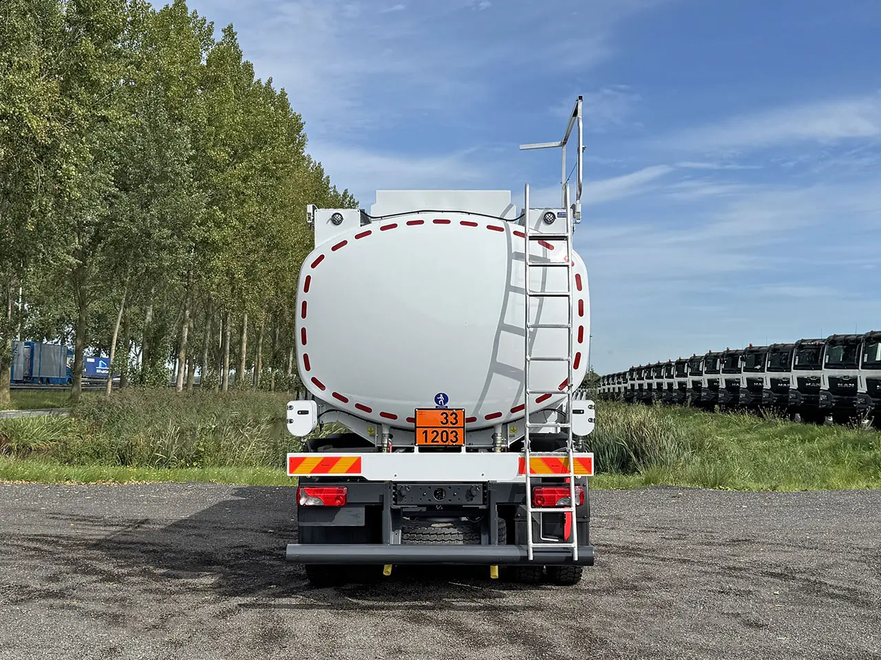 Iveco T-Way AD380T43 Camion citerne à carburant 6x4 13