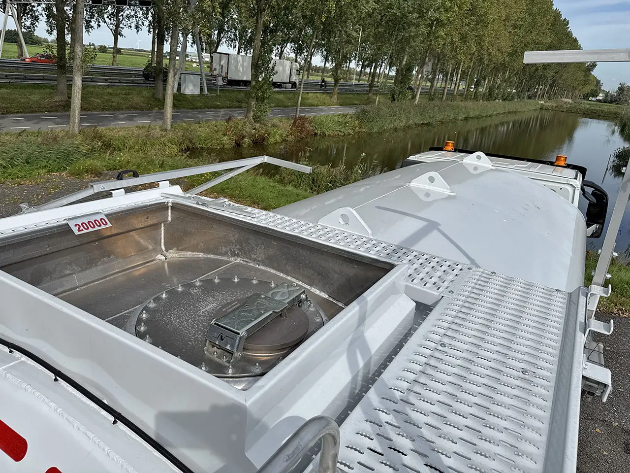 Iveco T-Way AD380T43 Camion citerne à carburant 6x4 14
