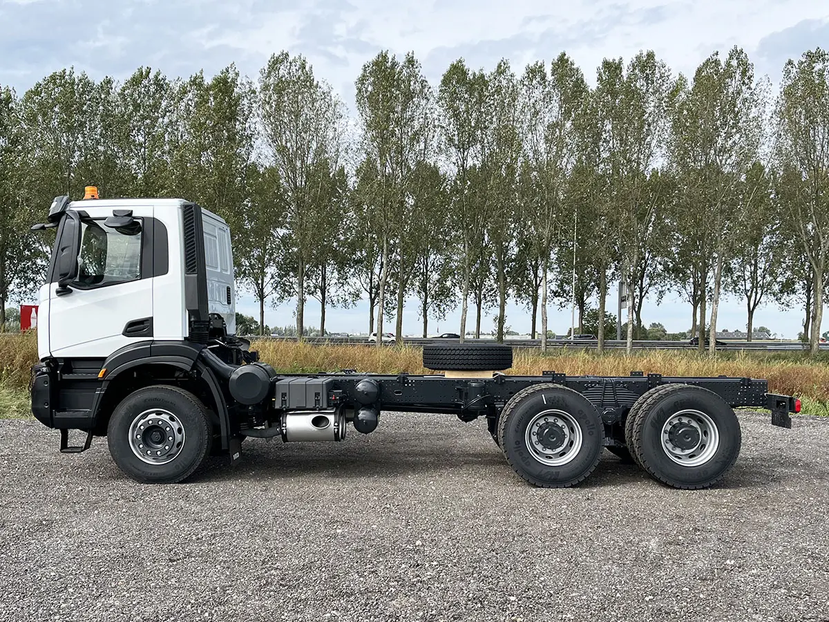 Iveco T-Way AD380T43H-4200 AT 6x4 Chassis Cabin 2