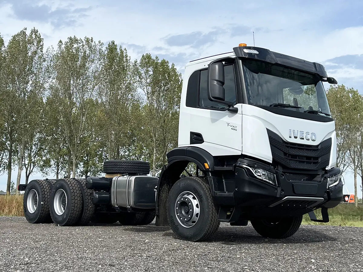 Iveco T-Way AD380T43H-4200 AT 6x4 Chassis Cabin 4