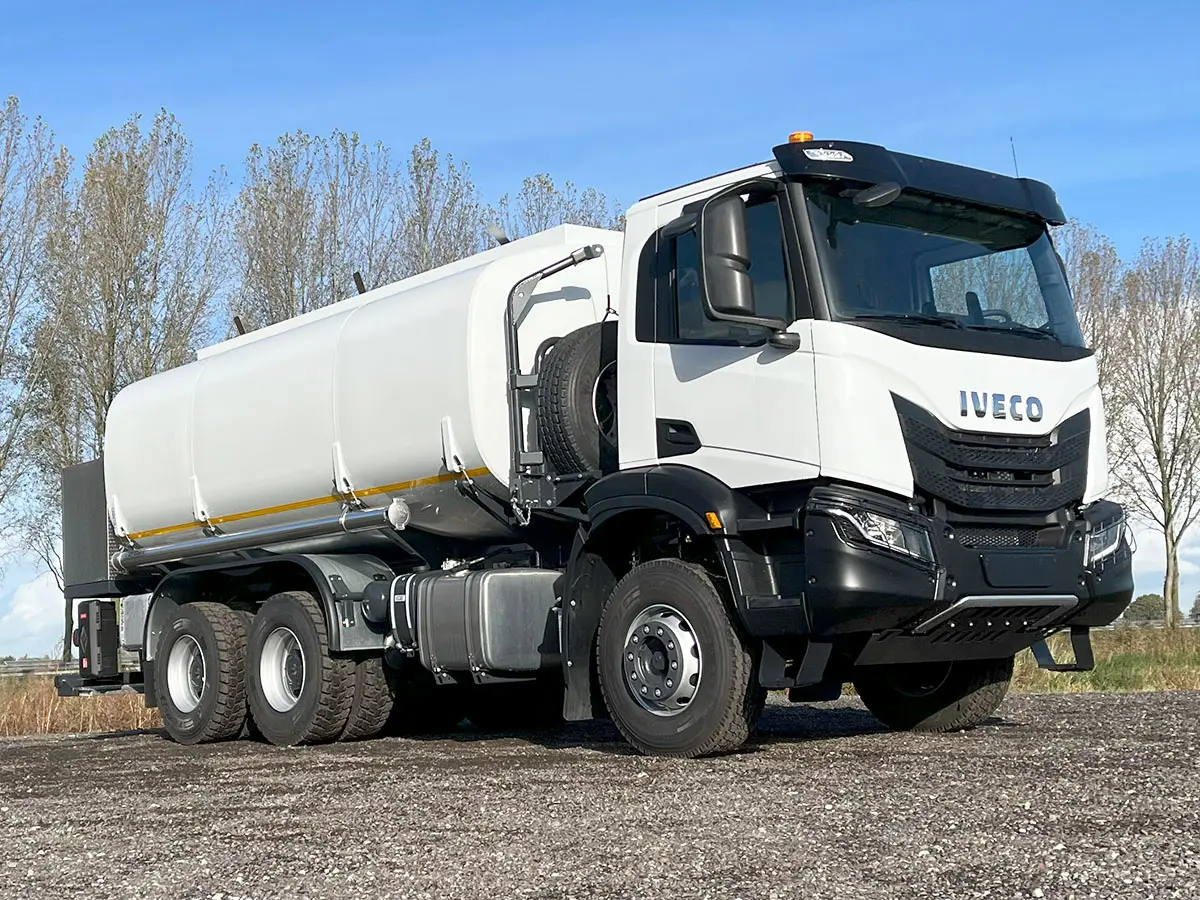 Iveco T-Way AD380T43H AT Camion citerne à carburant 6x4 4