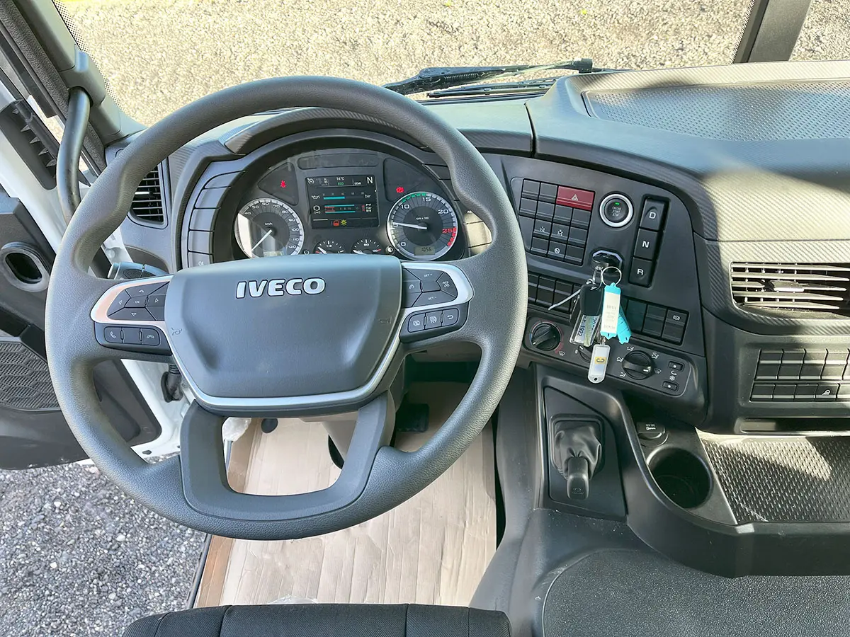 Iveco T-Way AD380T43H AT Camion citerne à carburant 6x4 8