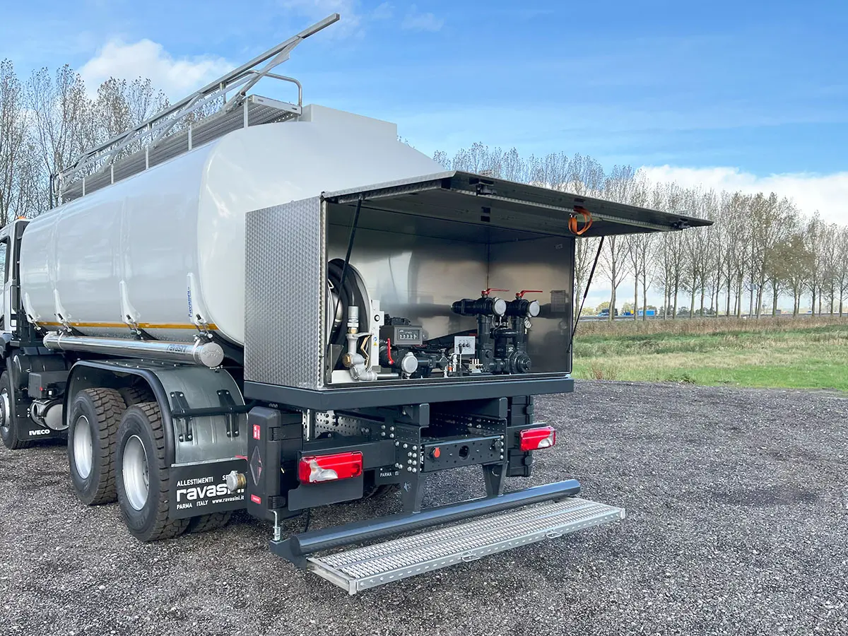 Iveco T-Way AD380T43H AT Camion citerne à carburant 6x4 12