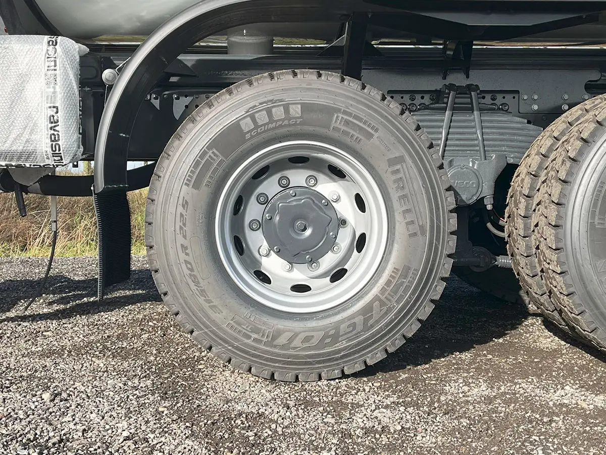 Iveco T-Way AD380T43H AT Camion citerne à carburant 6x4 15