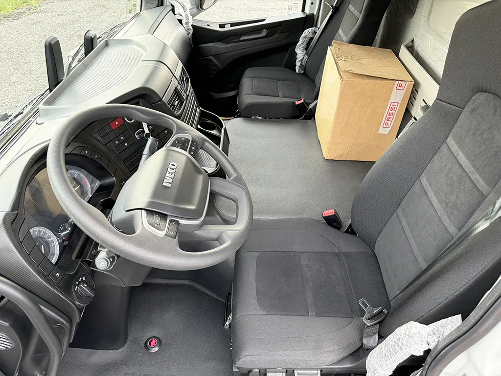 Iveco T-Way AD380T43H AT Fassi F335A.2.24 Camion grue 6x4 7