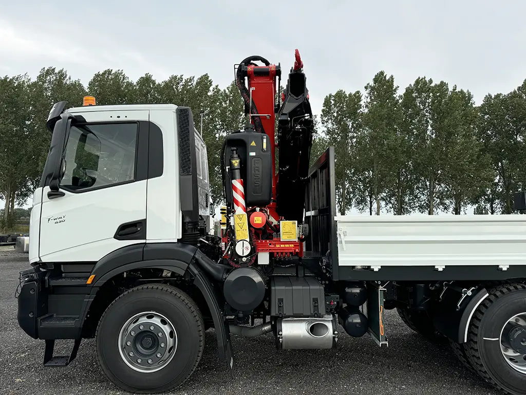 Iveco T-Way AD380T43H AT Fassi F335A.2.24 6x4 Crane Truck 11